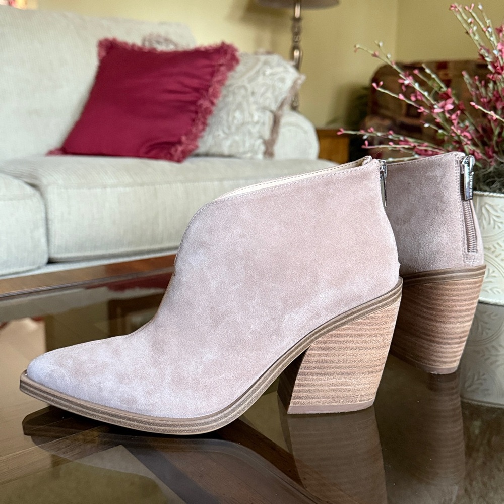 Vince Camuto GINSEL Bootie Light Tan/Taupe Suede Leather Size 8M/38.5 - Picture 3 of 17